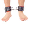 Menottes rembourrées en cuir pour les chevilles Noir-Rouge